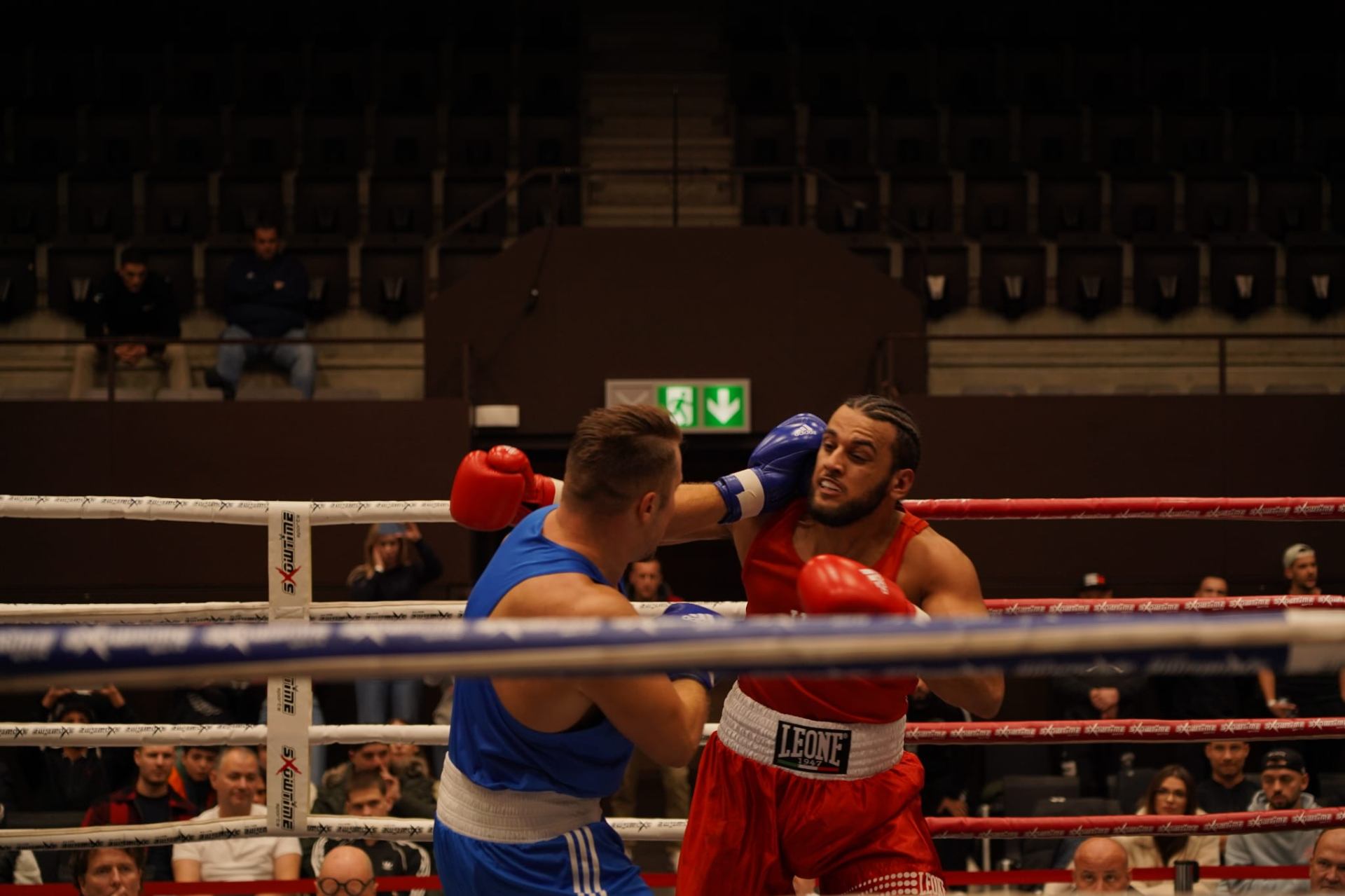 Andreas Mazara mit Boxhandschuhen